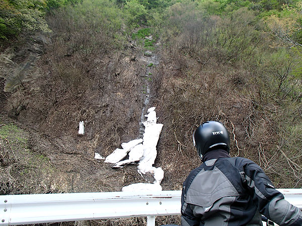 雪解けによる崖崩れ